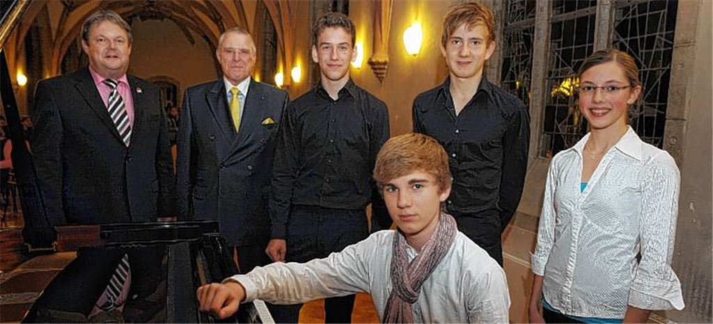 Sonja Schrodt (v.re.), Vincent Bernhard Hamann, Rüdiger Garhöfer und Igor Alexander Knebel mit Wettbewerbsorganisator Karlheinz Schmid und Rotary-Präsident Jochen Kugel.