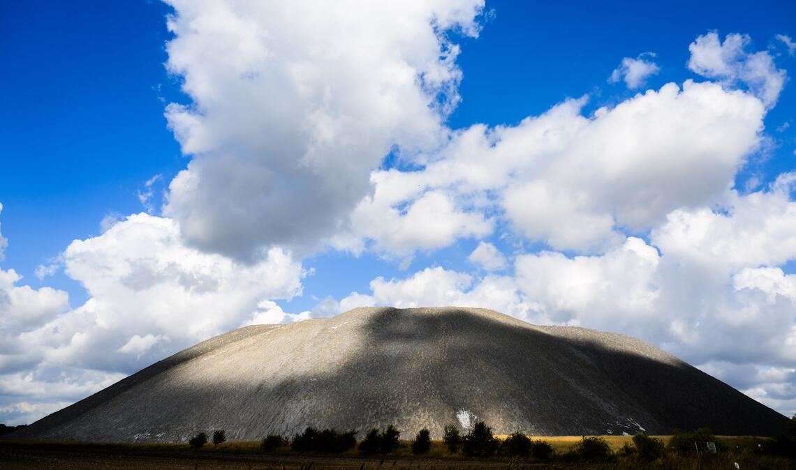 Sonne und Wolken sorgen für Licht und Schatten auf einem Kaliberg in der Region Hannover.