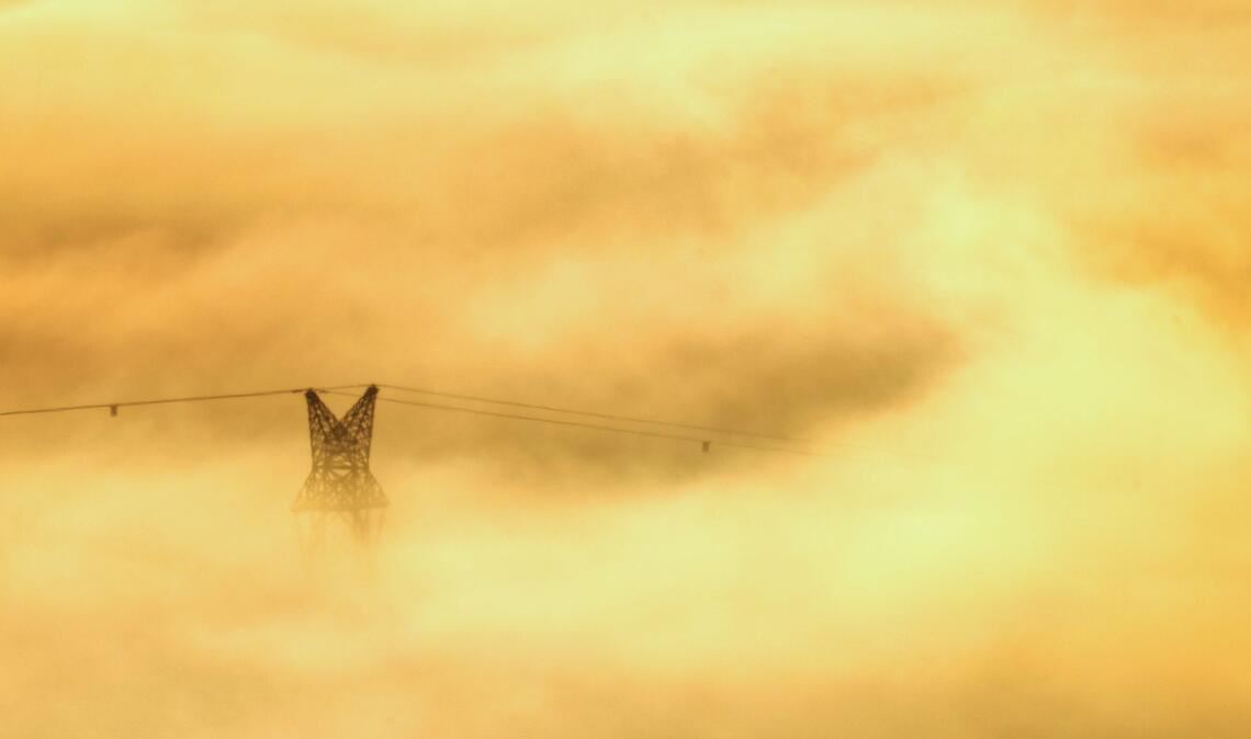 Sonnenaufgang in Riedlingen: Strommastspitze im goldenen Nebel