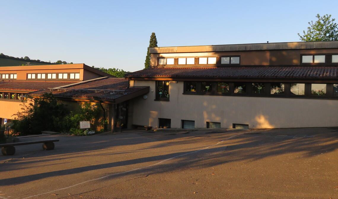 Sonnenbeschienen im Abendlicht präsentiert sich die Grundschule Freudenstein am Dienstag. Doch über der Zukunft liegen derzeit dunkle Schatten. Foto: Becker