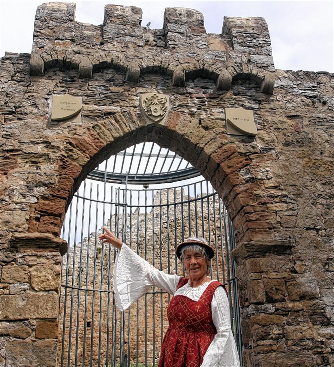 Sonngard Bodner als Mechthild von Dürrmenz vor der Burg Löffelstelz. Foto: Sadler