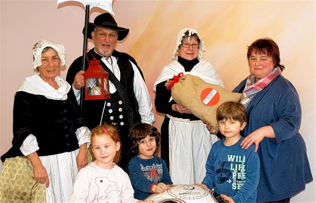 Sonngard Bodner (v.li.), Rainer und Ingrid Wallinger überbringen ihre Spende. Karin Lutz vom Leitungsteam freut sich über 1150 Euro.