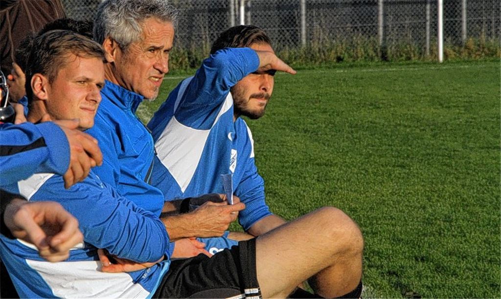 Sonnige Aussichten für Trainer Eberhard Braun (2.v.li.) und den FV Knittlingen? Die Konkurrenz in der Kreisklasse A1 schläft jedenfalls nicht.