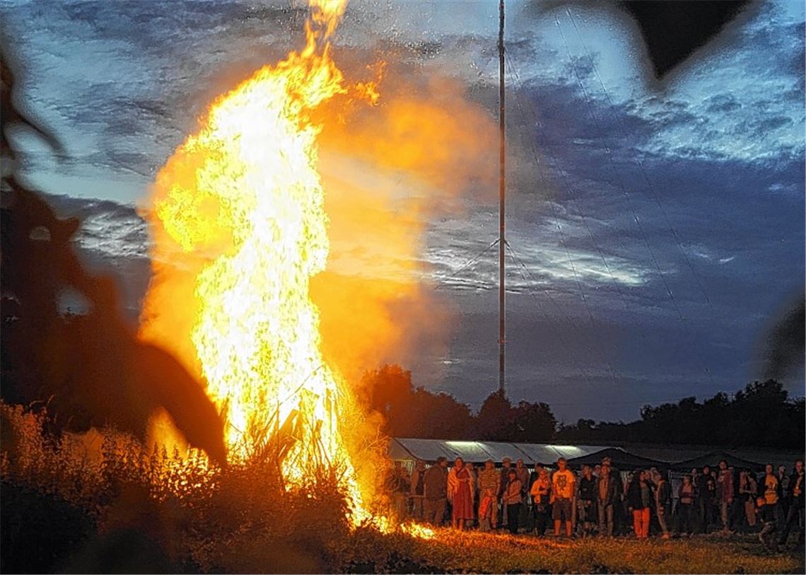 Sonnwendfeuer beim Schwäbischen Albverein Mühlacker im Bereich Hagen bei Lomersheim.