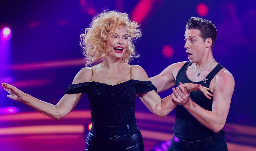 Sonya Kraus und ihr Partner Valentin Lusin tanzten einen Charleston.