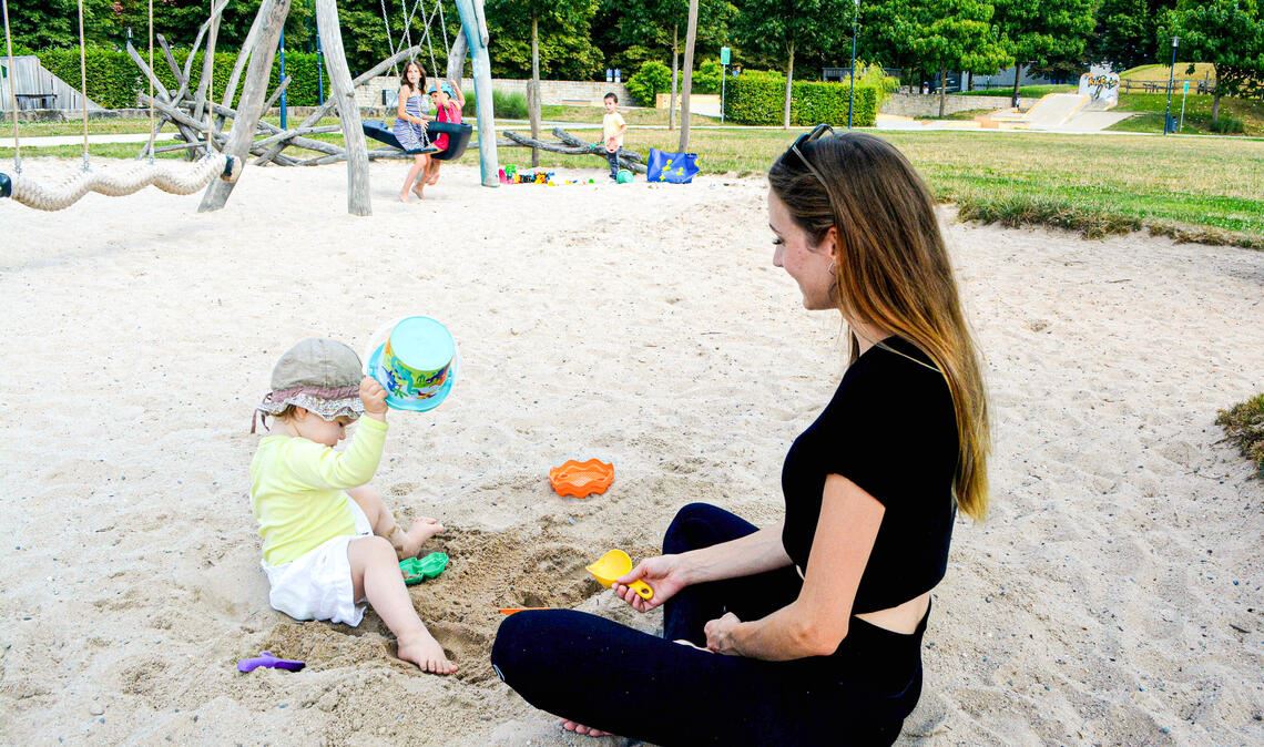 „Die Kinder sind sehr zufrieden“ Sooo viel Sand: Die Enzgärten sind ein Paradies für kleine Kinder, doch auch andere Altersgruppen kommen – etwa bei Veranstaltungen – voll auf ihre Kosten. Fotos: Stahlfeld