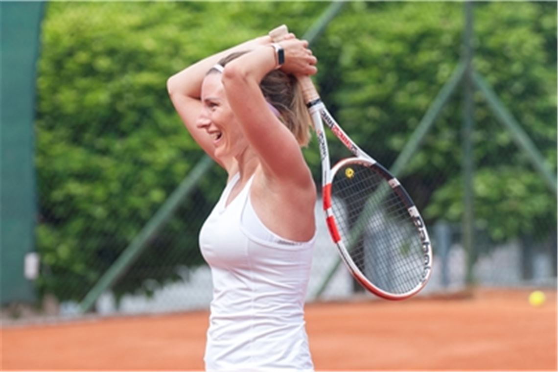 Sophia Schäfer vom TC Rot-Weiß Lomersheim ärgert sich über zu viele vermeidbare Fehler in ihrem Einzelspiel. Foto: Fotomoment