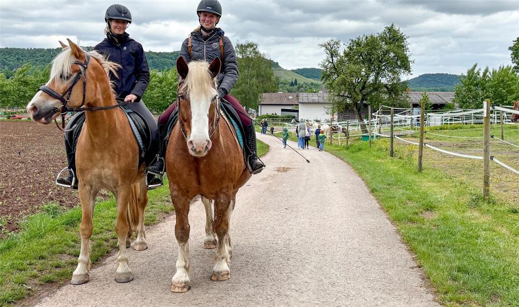 Sophia und Leah machen sich mit ihren Pferden Nobi und Anton beim Sternritt auf den Weg nach Diefenbach zum Hoffest. Fotos: Jertschewske