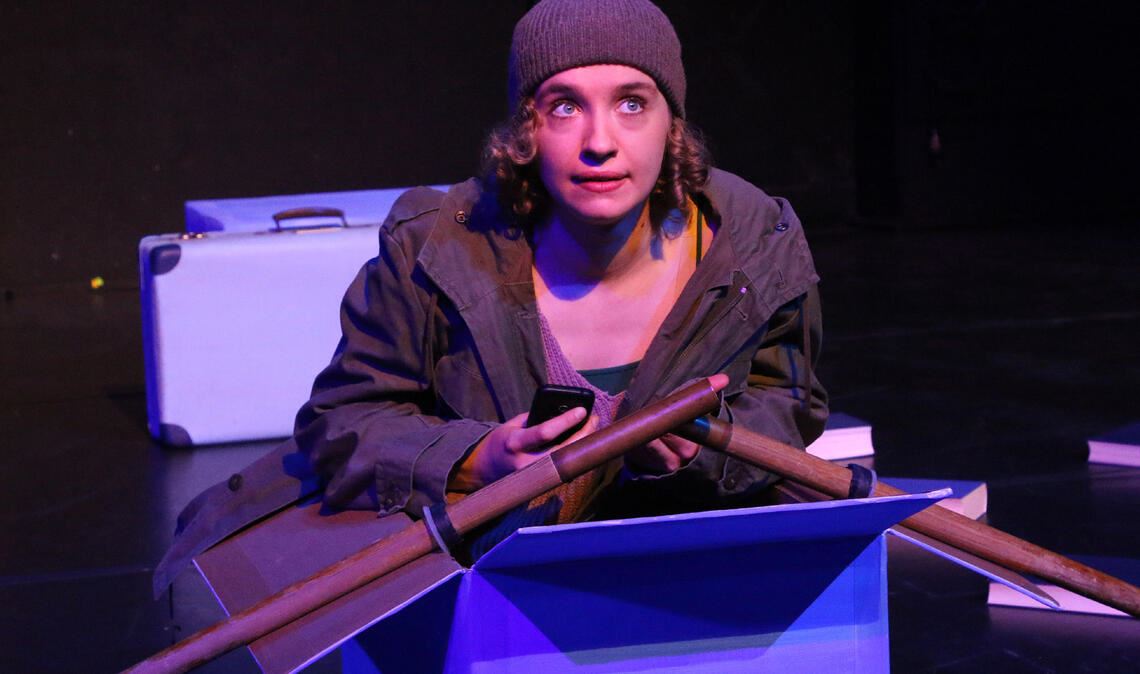 Das Klagelied der Giganten der Weltmeere Sophia van den Berg nimmt in der Rolle der 16-jährigen Mel das Ruder in die Hand und versucht einen Wal zu retten. Foto: Theater Pforzheim