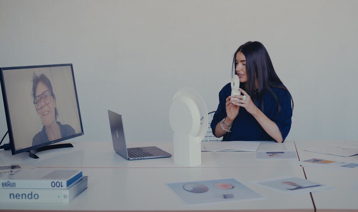 Sophie Ludwig und ihre Mentorin Ute Meta Bauer mit Prototypen. Foto: CNP for RIMOWA