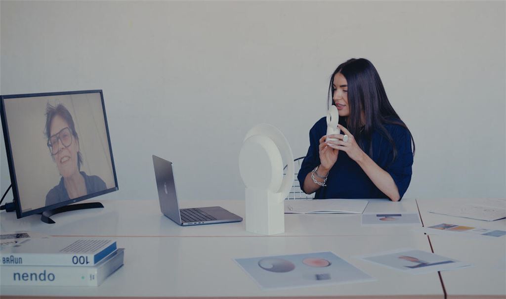 Sophie Ludwig und ihre Mentorin Ute Meta Bauer mit Prototypen. Foto: CNP for RIMOWA