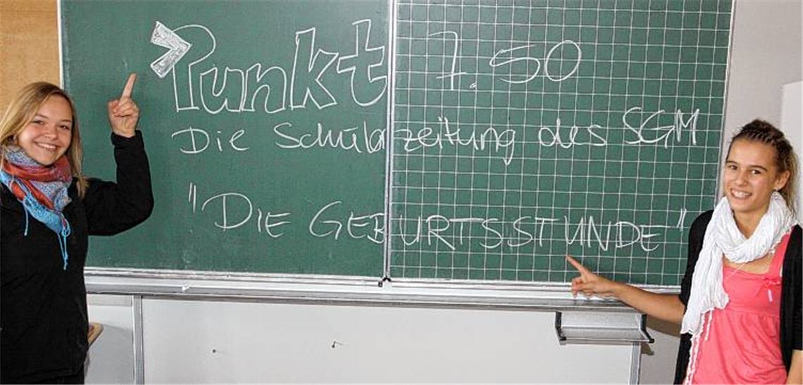 Sophie Schott (li.) und Christin Braun engagieren sich für die Schülerzeitung Punkt 7.50, die vor den Weihnachtsferien das erste Mal erscheinen soll. 