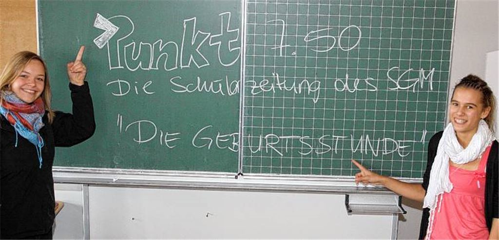 Sophie Schott (li.) und Christin Braun engagieren sich für die Schülerzeitung Punkt 7.50, die vor den Weihnachtsferien das erste Mal erscheinen soll. 