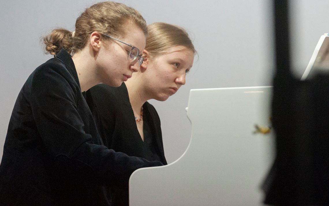 Premiere bei der Musikschule Gutmann Sophie (li.) und Lucy Mercier eröffnen das Konzert am Klavier. Fotos: Fotomoment