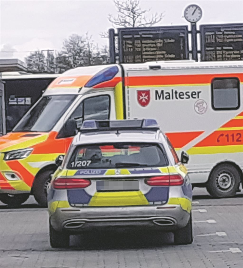 Sorgen für Aufsehen: Streifenwagen und Rettungswagen vor dem Bahnhof. Foto: Eier