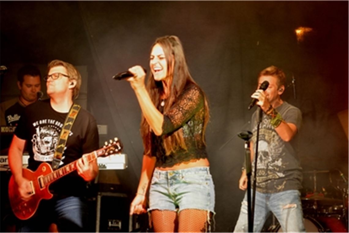 Sorgen für beste Stimmung: Die Band „Feel“ aus Reutlingen heizt dem Publikum bis in die späten Abendstunden ein. Fotos: Stahlfeld
