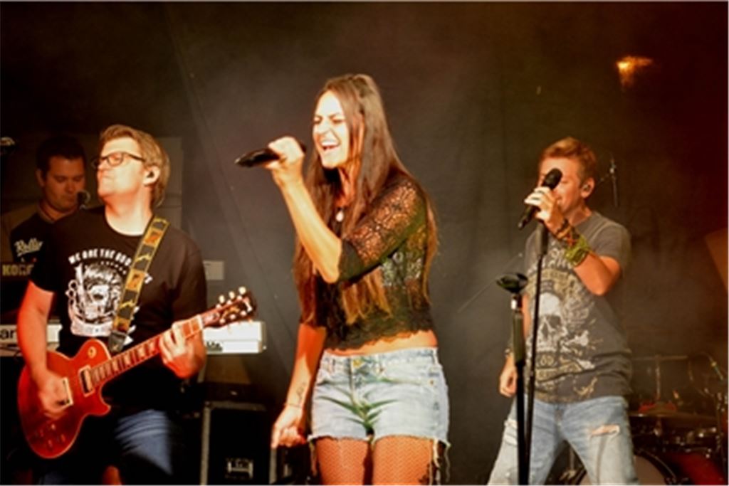 Sorgen für beste Stimmung: Die Band „Feel“ aus Reutlingen heizt dem Publikum bis in die späten Abendstunden ein. Fotos: Stahlfeld