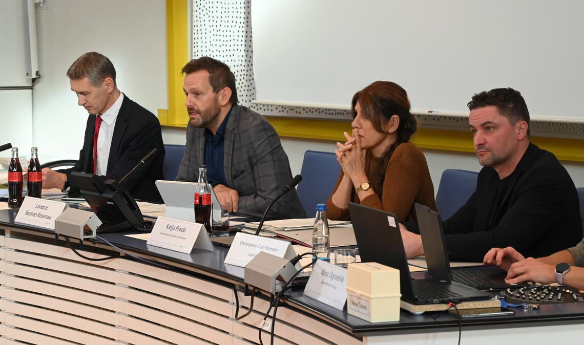 Sorgenvolle Gesichter (v.li.): Kämmerer Frank Stephan, Landrat Bastian Rosenau, Katja Kreeb, Dezernentin für Familie und Soziales, und Christopher-Tom Reimann vom Jugendamt. Foto: Bott