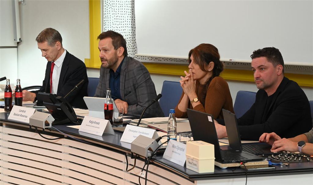 Sorgenvolle Gesichter (v.li.): Kämmerer Frank Stephan, Landrat Bastian Rosenau, Katja Kreeb, Dezernentin für Familie und Soziales, und Christopher-Tom Reimann vom Jugendamt. Foto: Bott