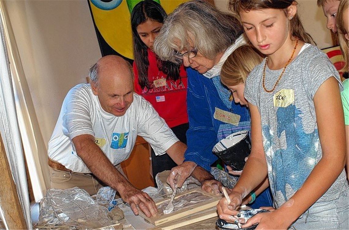 Kunst mit Pinsel, Löffel und Nudelholz