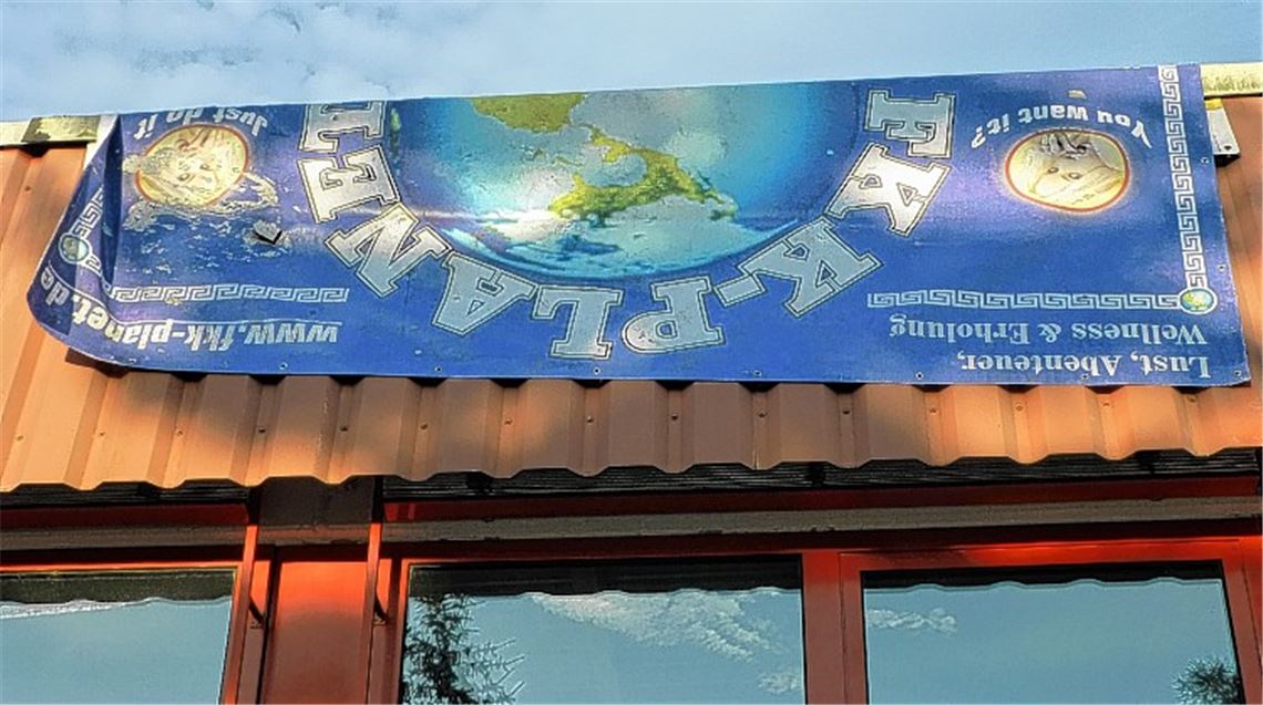 Sorgt für Spekulationen: auf dem Kopf stehendes Banner am ehemaligen Sportstudio. Foto: privat