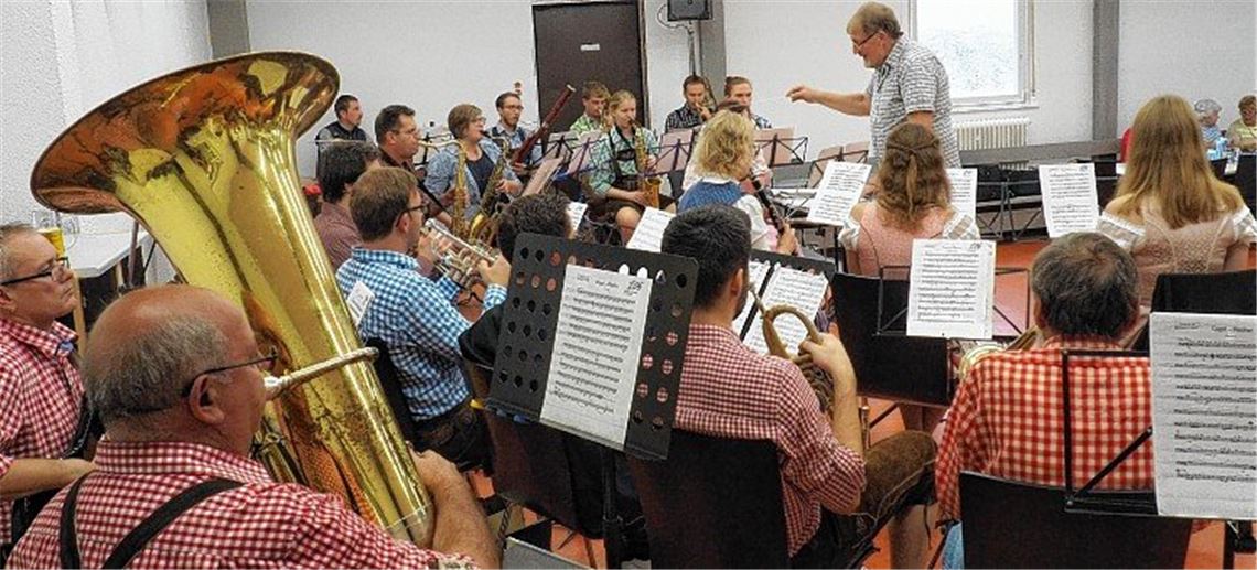 Zünftige Blasmusik und bayerische Schmankerl