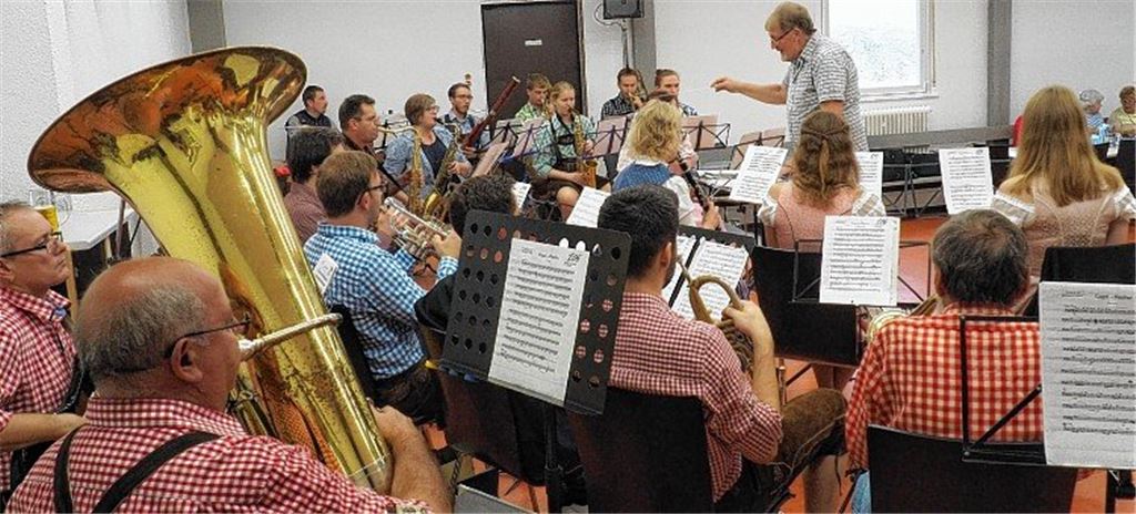 Zünftige Blasmusik und bayerische Schmankerl