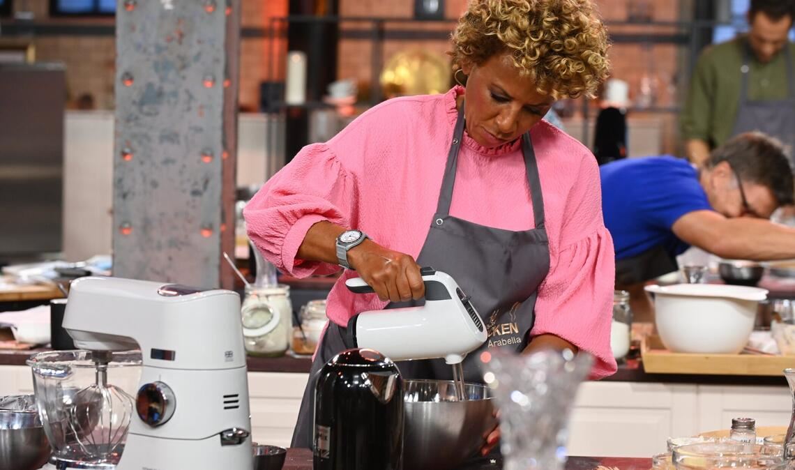 Sorgt in Folge 2 beim "Promibacken" für einen Wow-Moment: Arabella Kiesbauer.