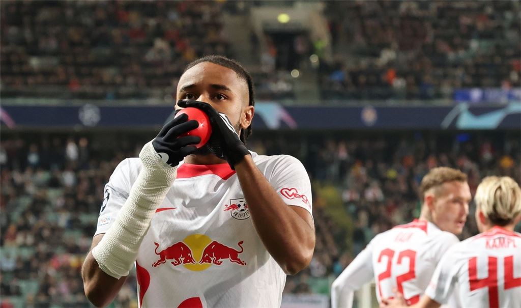 Sorgt mit seinem Ballon-Jubel gegen Donezk für Aufsehen: Christopher Nkunku bläst nach seinem ersten Tor einen Luftballon auf.