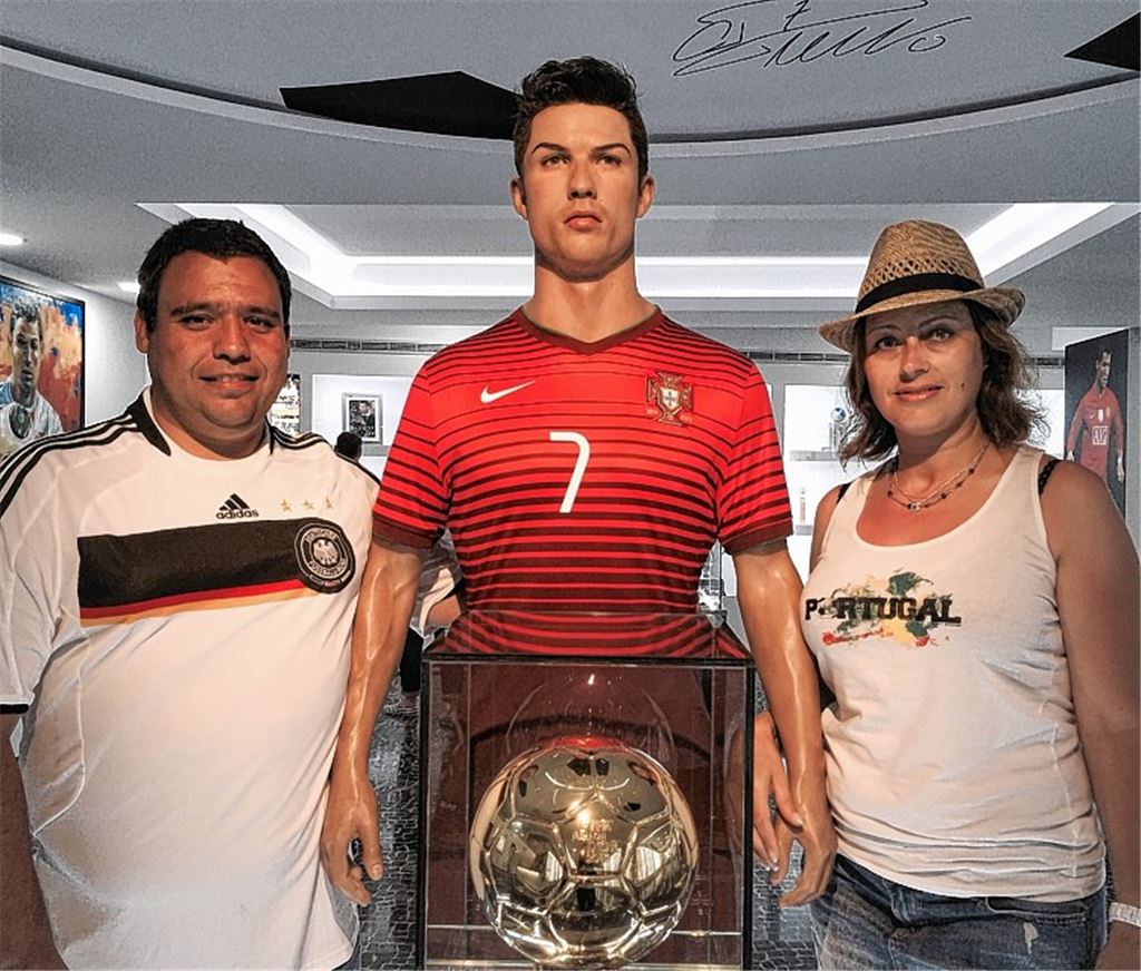 Sorgt mit seinem Trikot in der zweiten Heimat sicher für Gesprächsstoff und den einen oder anderen flapsigen Spruch: Sergio de Sousa ist mit seiner Frau Luisa zurzeit in Portugal unterwegs, hier im Museum von Cristiano Ronaldo in Funchal auf Madeira. 