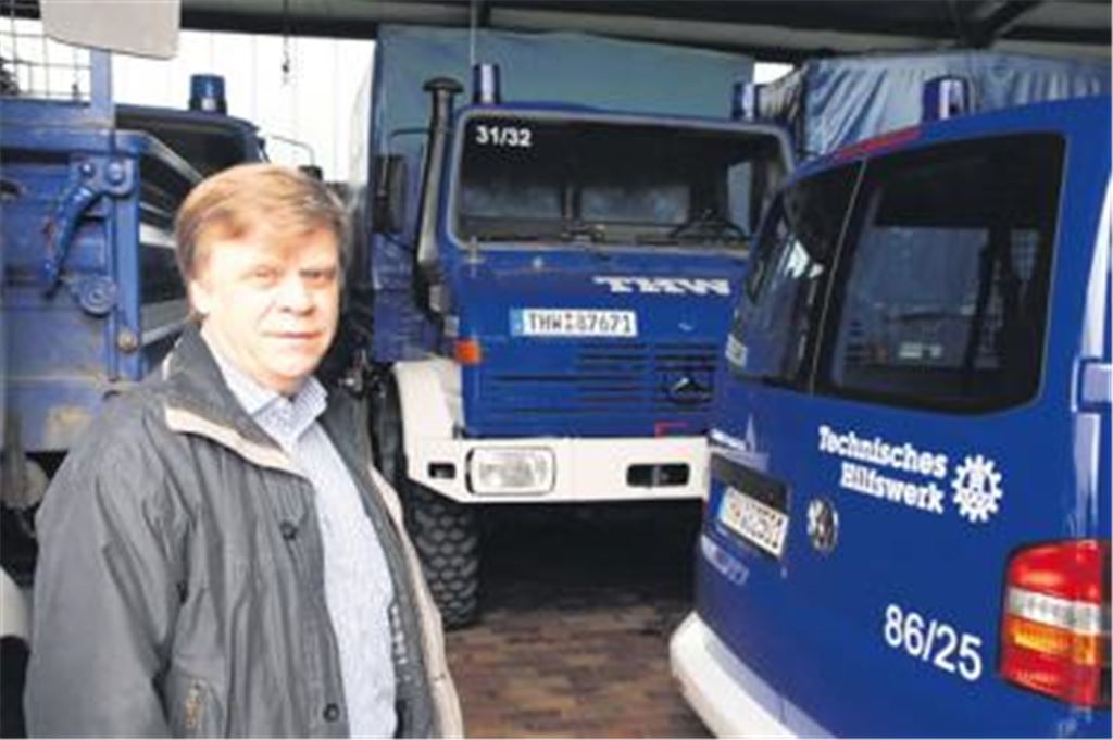 Sorgt sich um die Einsatzfähigkeit seiner Truppe: Der Ortsbeauftragte des Technischen Hilfswerks Mühlacker, Lothar Drung, in der Fahrzeughalle im Lienzinger Gewerbegebiet. 
Foto: Franz
