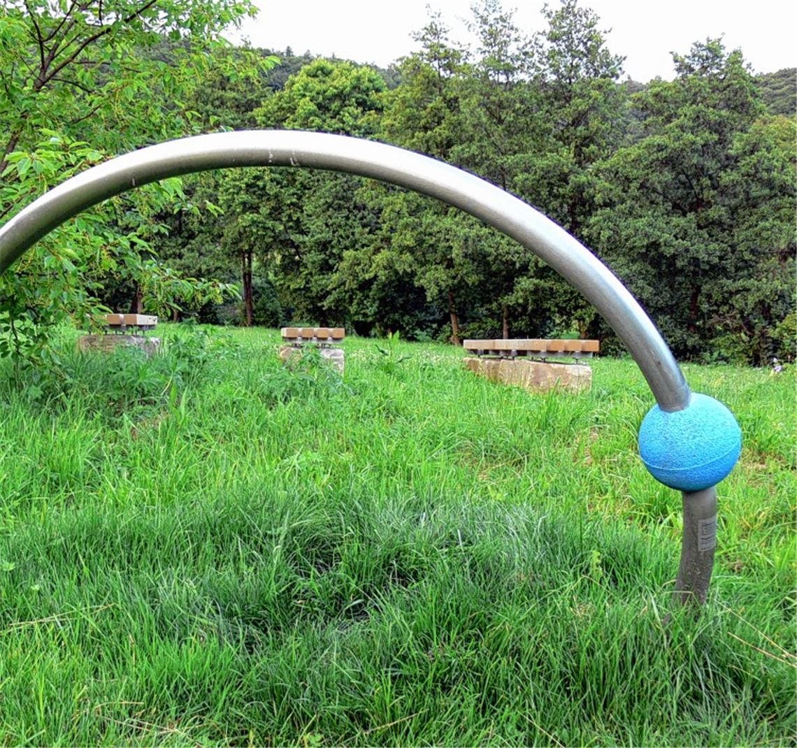 Sorgt weiter für Diskussionen: der „Spielplatz“ im Diefenbacher Baugebiet Lämmerfeld mit seinem ungewöhnlichen Spielgerät.