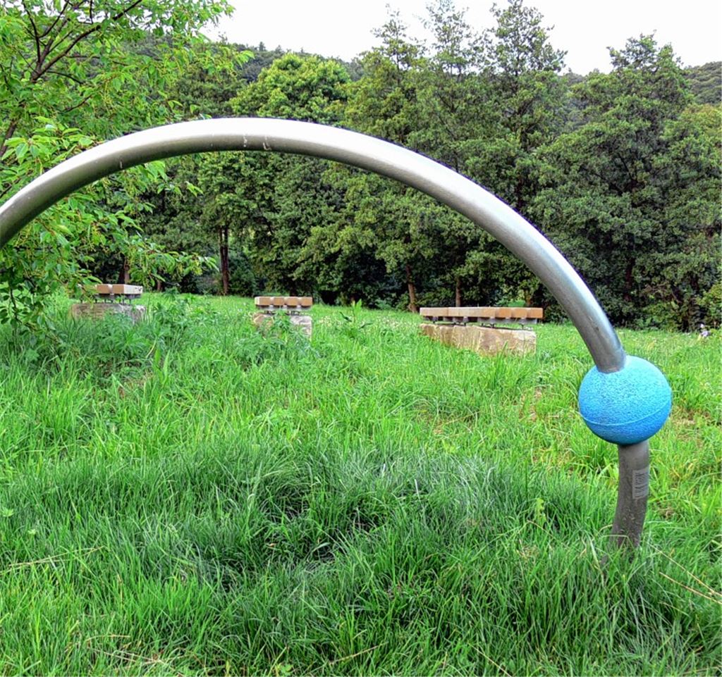 Sorgt weiter für Diskussionen: der „Spielplatz“ im Diefenbacher Baugebiet Lämmerfeld mit seinem ungewöhnlichen Spielgerät.