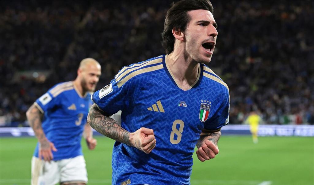 Sorgte für die Befreiung: Italiens 1:0-Torschütze Sandro Tonali (r)