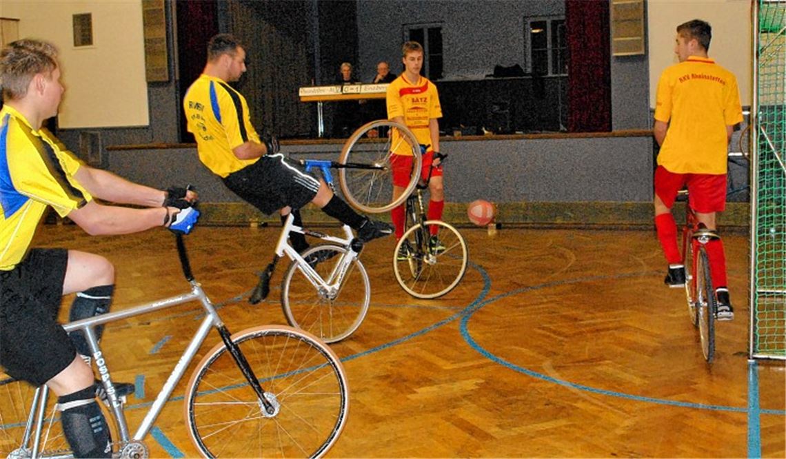 Souverän: Die Enzberger Radballer (in schwarzen Hosen) fahren am fünften Bezirksliga-Spieltag fast ausschließlich Siege ein. Foto: Stahlfeld