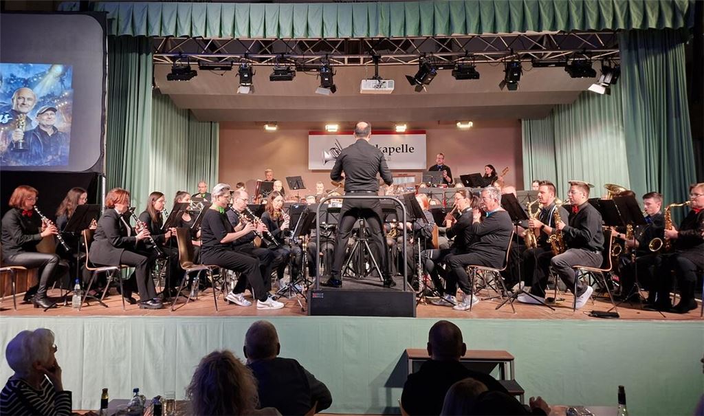 Souverän: das große Blasorchester der Stadtkapelle Maulbronn unter der Leitung von Zhivko Peshev. Fotos: Bastian