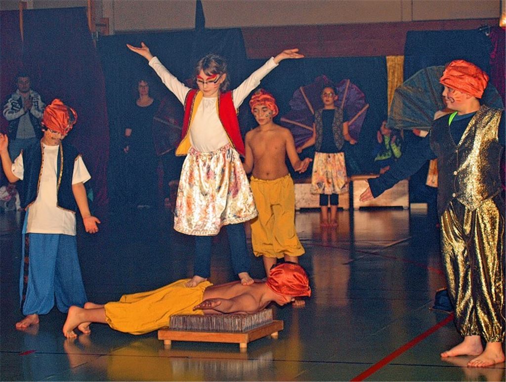 Souverän meistert der junge Artist die schwere Nummer auf dem Nagelbrett. Foto: Filitz