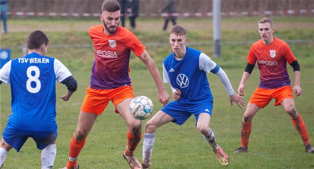 Souverän war‘s nicht, aber spannend – und erfolgreich: Der FV Knittlingen (in Orange) hält den Gegner aus Weiler am Sonntagnachmittag lange im Spiel. Foto: Fotomoment