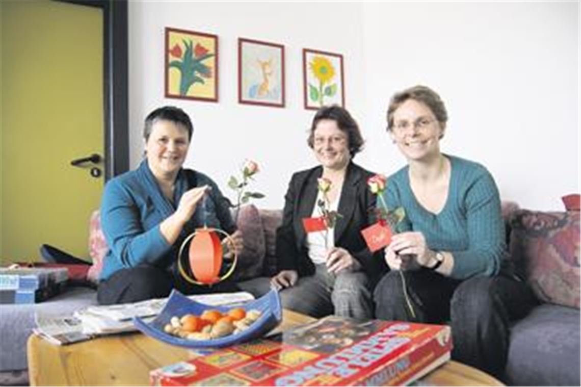 Sozialarbeiterin Ulrike Bauer (v.li.), Diakonie-Geschäftsführerin Doris Hötger und Sozialarbeiterin Claudia Kaufmann halten die Jubiläumsrose ihrer Tagesstätte in den Händen. Für viele psychisch Kranke ist die Einrichtung in Mühlacker eine wichtige Anlaufstelle.
Foto: Disselhoff