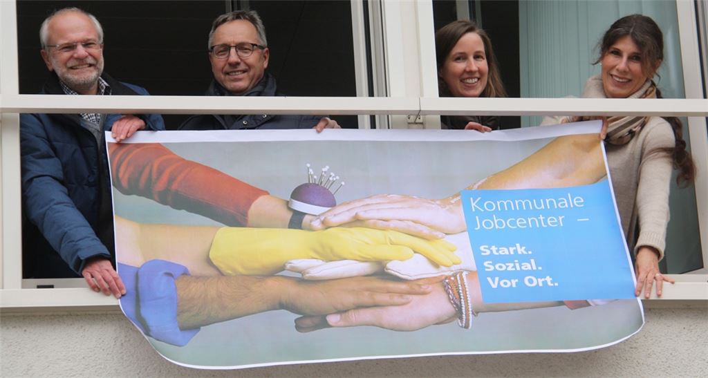 Sozialdezernentin Katja Kreeb (re.) und die Erste Landesbeamtin Dr. Hilde Neidhardt (2. v. re.) freuen sich mit Amtsleiter Hartmut Schölch (li.) und Stellvertreter Achim Oeder über das zehnjährige Bestehen des Enzkreis-Jobcenters.Fotos: Enzkreis,Frey/Archiv