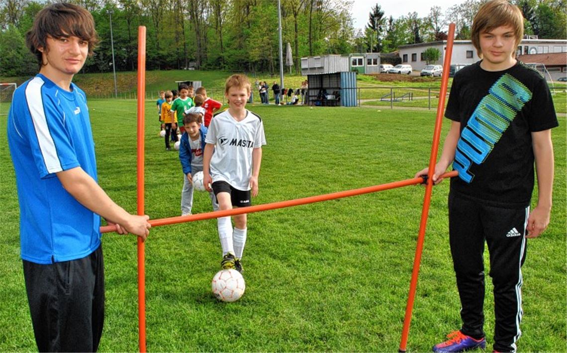 Soziales Engagement auf dem Fußballplatz: Nando Corrado (li.) und Kai Boppenmaier helfen im SV Illingen beim Training der F-Jugend. Foto: Stahlfeld