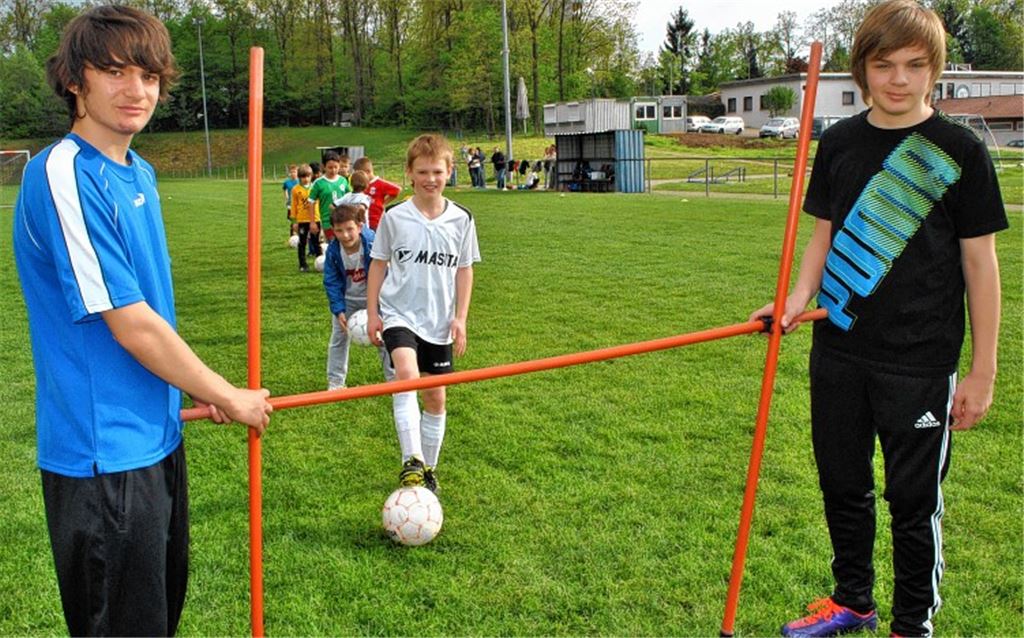 Soziales Engagement auf dem Fußballplatz: Nando Corrado (li.) und Kai Boppenmaier helfen im SV Illingen beim Training der F-Jugend. Foto: Stahlfeld