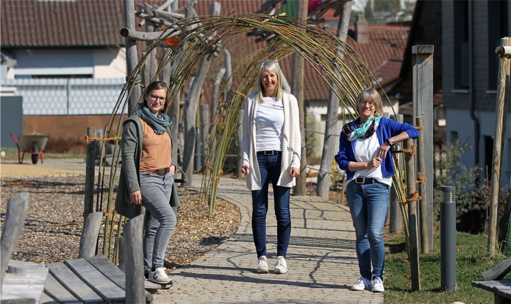 Sozialpädagogin Nicole Stern, Andrea Kienzle, Referentin für Spendenmanagement, und Karin Eckstein, Initiatorin der Familienherberge Lebensweg (v.li.) möchten mit neuen Angeboten den Kontakt zur Öffentlichkeit intensivieren. Foto: Goertz