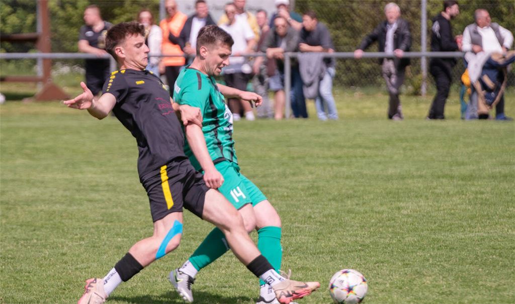 SpVgg. Zaisersweiher (grüne Trikots) empfängt den FV Lienzingen. Foto: Fotomoment
