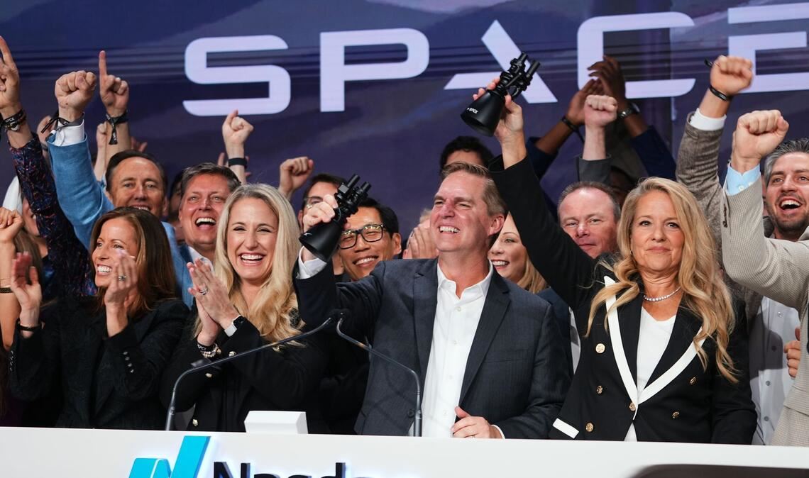 SpaceX-Chefin Gwynne Shotwell (r) feiert gemeinsam mit Mitarbeitern beim Börsengang von SpaceX an der Nasdaq in New York.