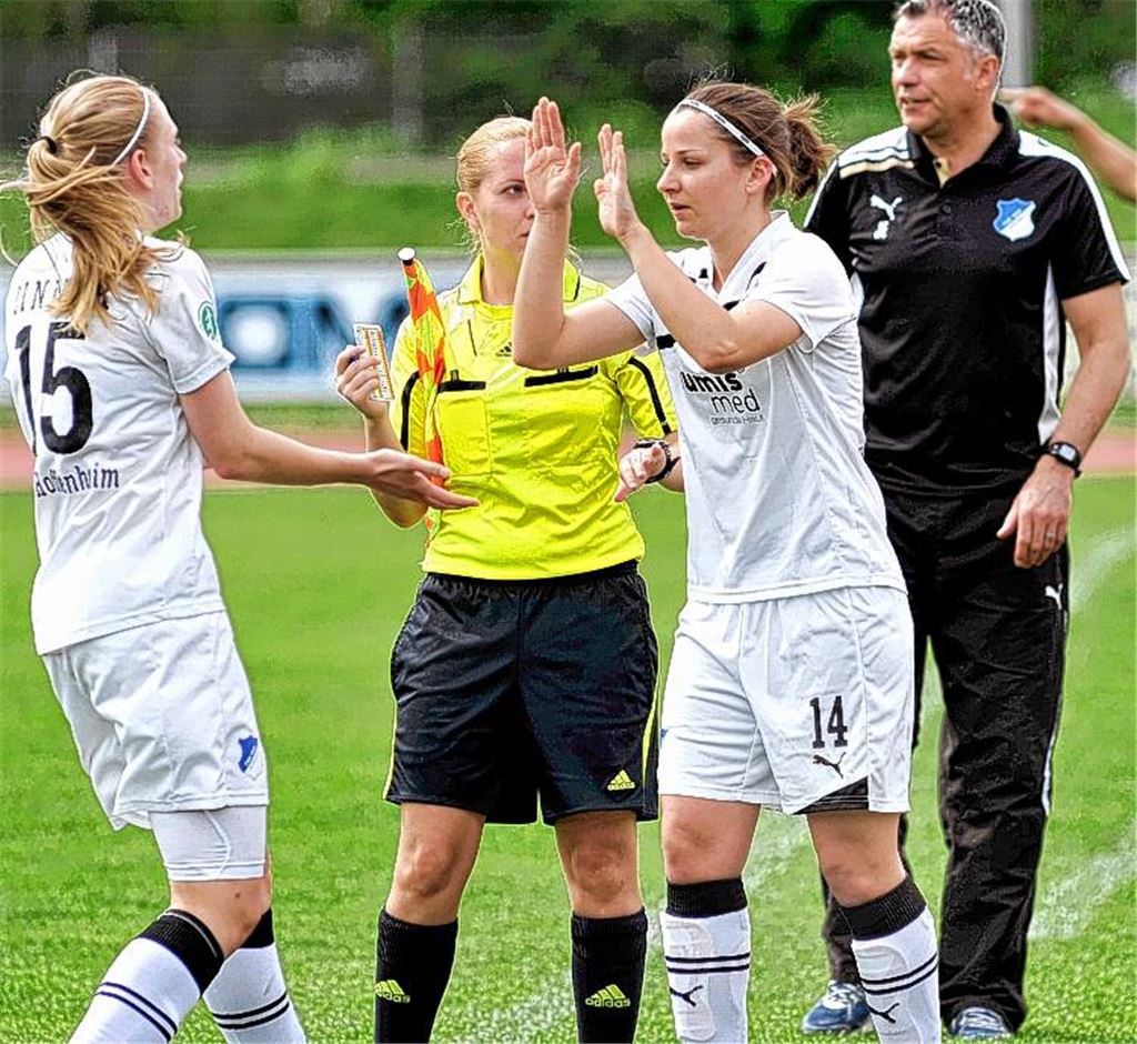 Spät wird Tabea Rauschenberger (re.) für Hoffenheim eingewechselt, doch die Mittelfeldspielerin aus Lomersheim findet keine Lösung mehr gegen das Sindelfinger Abwehrbollwerk Foto: Stampe/Photo5