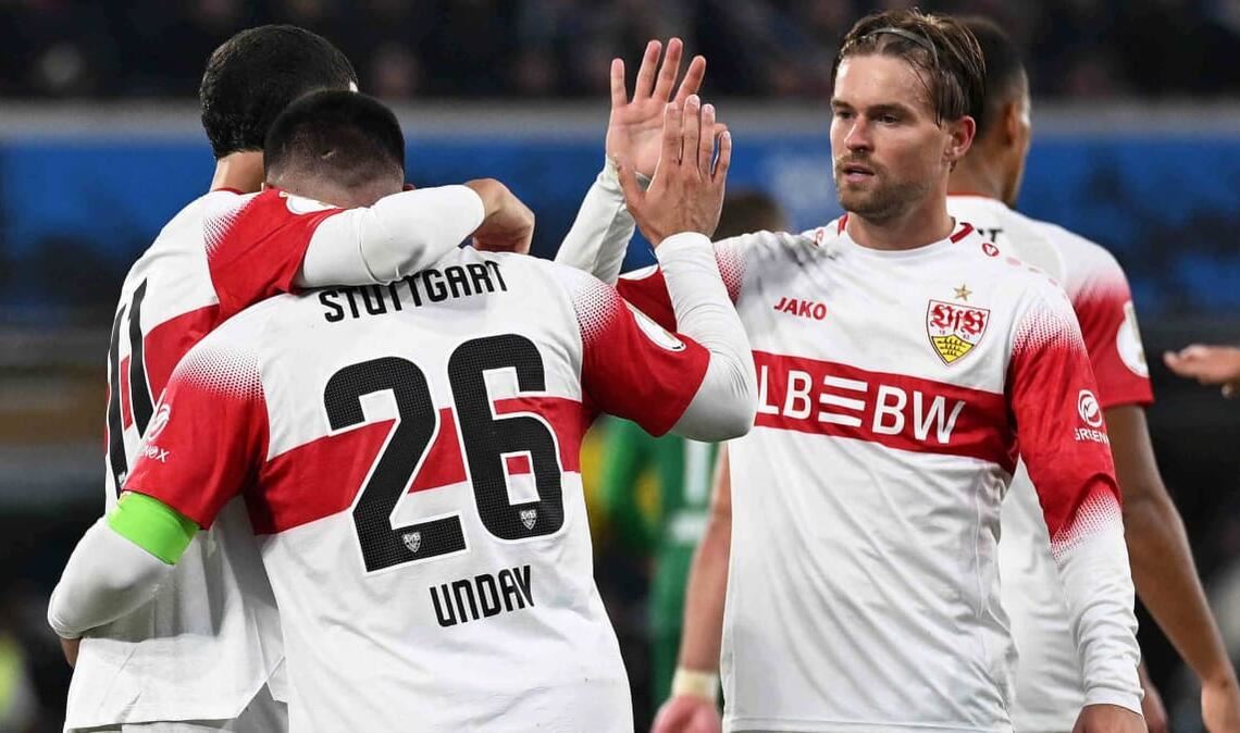 Später VfB-Jubel in Paderborn: Torschütze Deniz Undav feiert mit Maximilian Mittelstädt (re.)