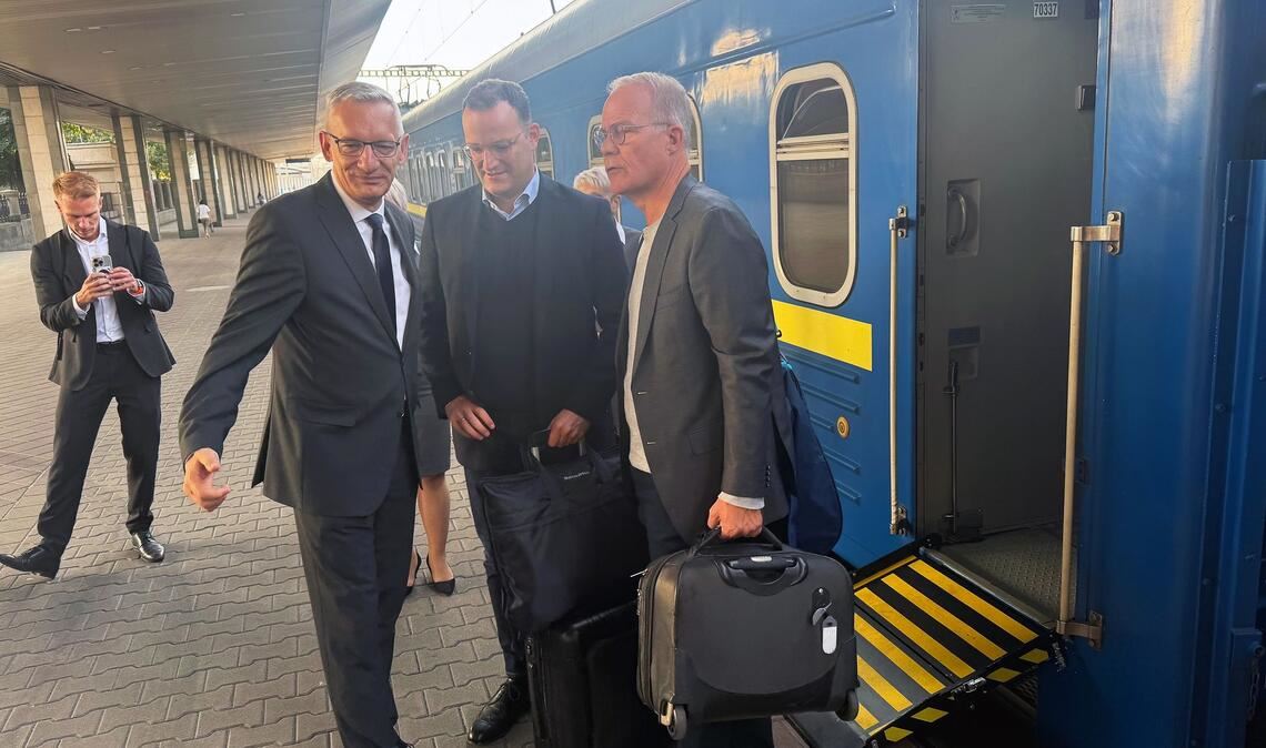 Koalitionsspitzen gemeinsam zu Solidaritätsbesuch in Kiew Spahn und Miersch werden bei ihrer Ankunft in Kiew vom deutschen Botschafter Jäger begrüßt.
