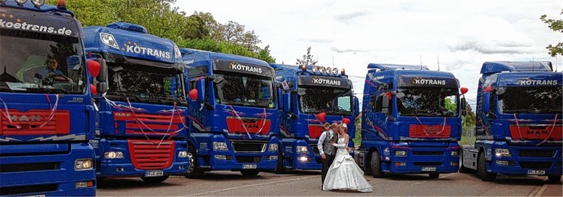 Spalier der Arbeitskollegen: Das Brautpaar Gerd und Andrea Schreiber vor seinen ganz speziellen „Hochzeitskutschen“.