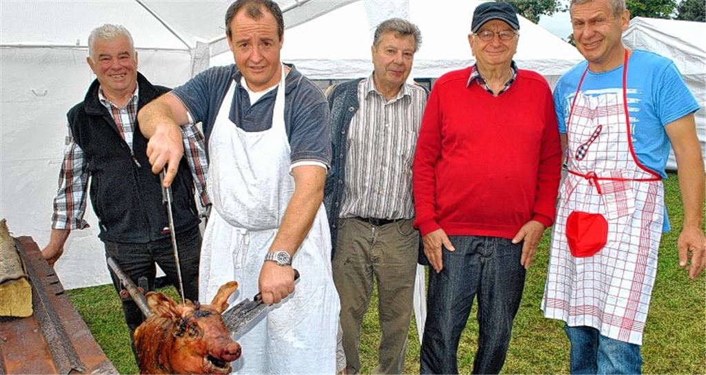 Spanferkel-Essen: Vorstand Theo Bellon (v.li.), Grillmeister Ralf Speh, Jürgen Sauter, Schriftführer Eugen Maurer und zweiter Vorsitzender Stefan Schickle freuen sich über großen Zulauf. Foto: Stahlfeld